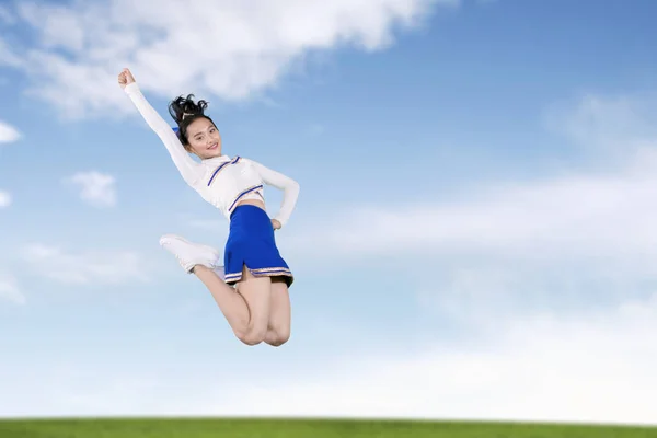 亚洲啦啦队女孩在赛场上跳跃 — 图库照片