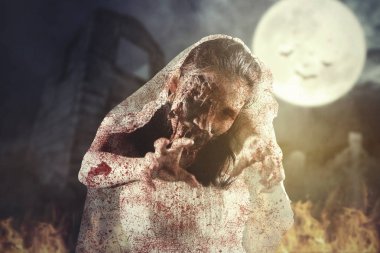 Cadılar Bayramı korku konsepti. Gece terk edilmiş evin yakınında poz ürpertici gelin hayalet