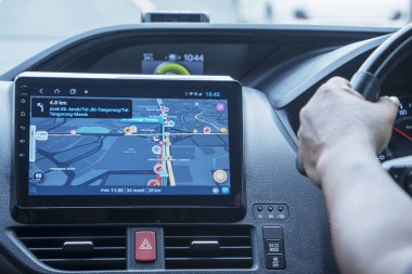 Gps navigasyon cihazı ile Sürücü araba