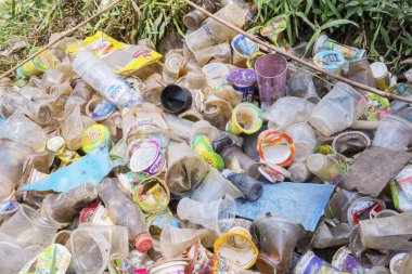 Nehir kenarında çeşitli plastik atık yığını