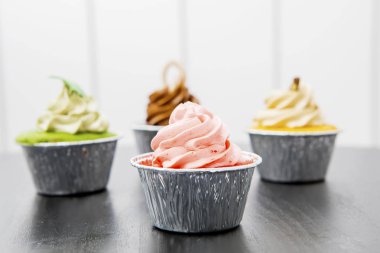 Bulanık üç cupcake arka plan ile Pembe cupcake