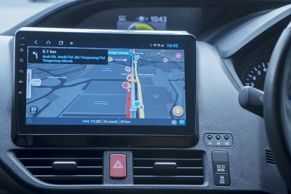 Panel de control del coche con dispositivo de navegación GPS — Foto de Stock