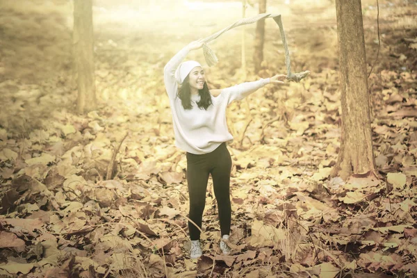 Fröhliche Frau tanzt mit getrocknetem Herbstlaub — Stockfoto