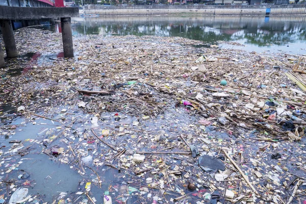 Rio sujo com lixo amontoado — Fotografia de Stock