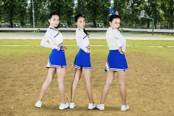 Group of cheerleader girls performing in the field — Stock Photo, Image