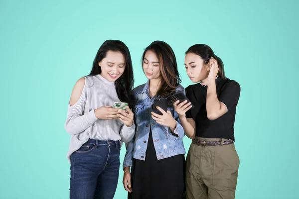 Gruppo di giovani donne che usano il telefono in studio — Foto Stock