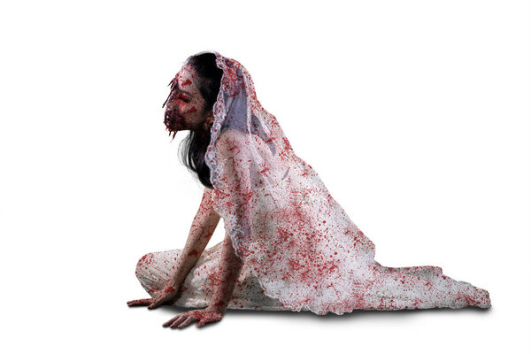 Ужасная женщина-призрак ползает по студии
