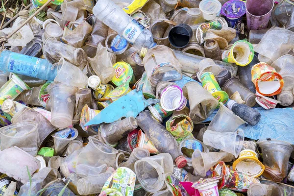 Кучи бутылки и стеклянного пластика на берегу реки — стоковое фото