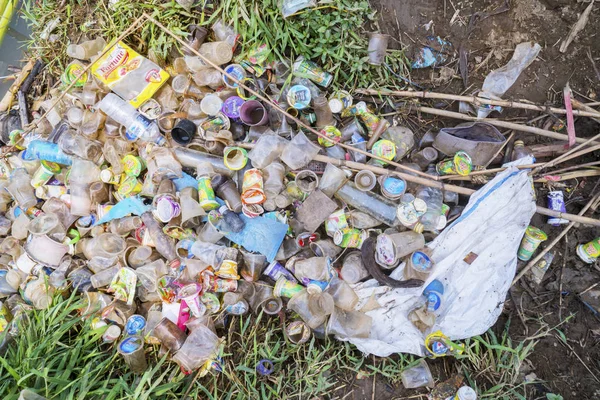 Plastic waste heaps on the riverside — Stock Photo, Image