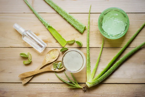 Kompozycja produktów pielęgnacyjnych z roślinami Aloe Vera — Zdjęcie stockowe