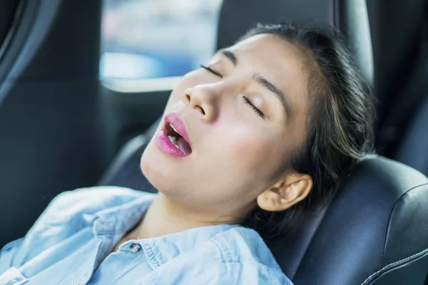 Mujer joven y cansada durmiendo en el coche — Foto de Stock