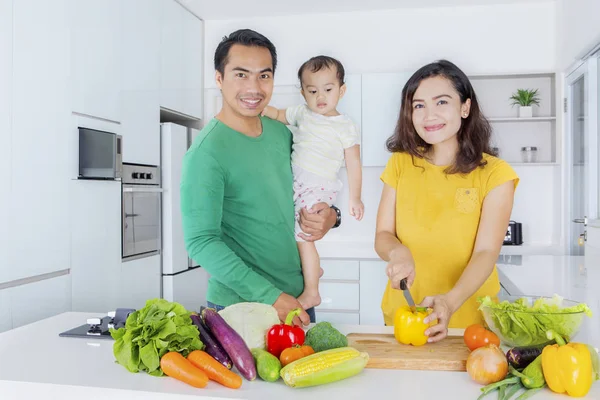 Frau kocht mit Mann und Tochter — Stockfoto