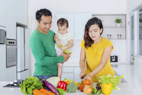 Kadın kocası ve bebeği ile gıdalar hazırladı — Stok fotoğraf