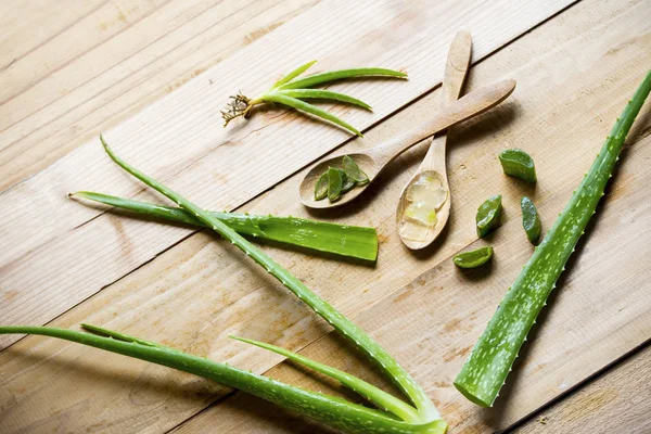 Frische Aloe Vera Blätter über dem Holztisch — Stockfoto