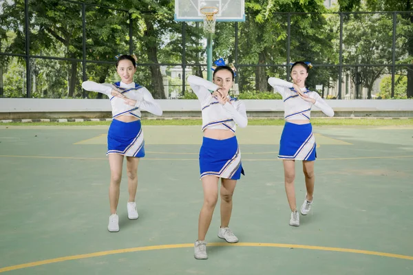 Grupo de chicas animadoras baila en el campo de baloncesto — Foto de Stock