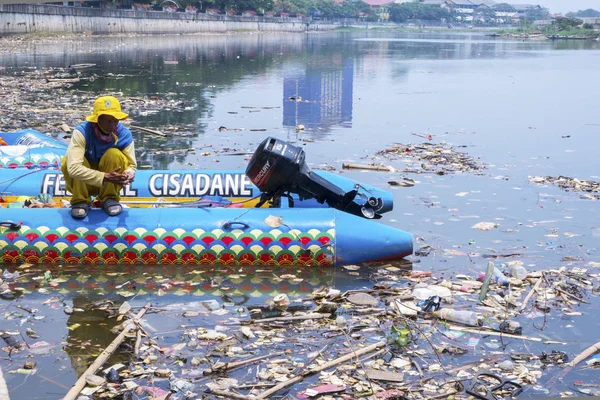 Homme volontaire nettoyage sale rivière — Photo