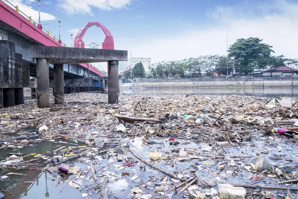 Rio poluído com montes de lixo — Fotografia de Stock
