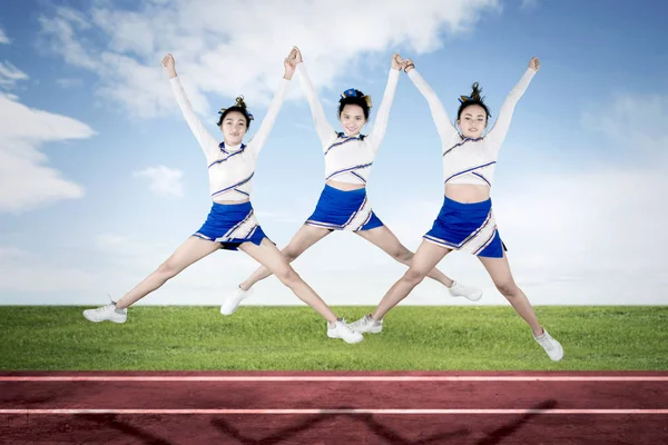Mooie cheerleader team presteren in het veld — Stockfoto