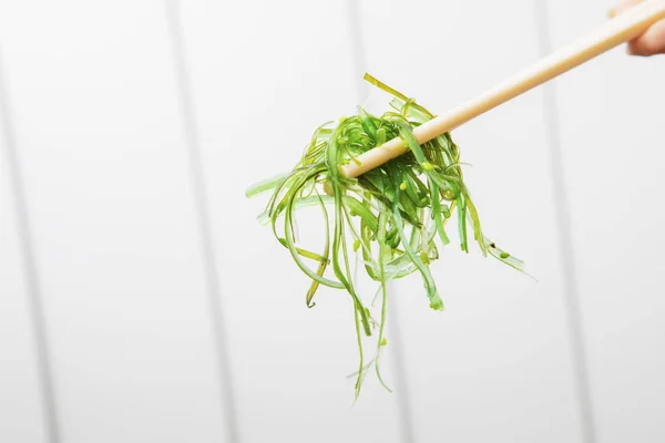 Salade d'algues Wakame avec baguettes — Photo