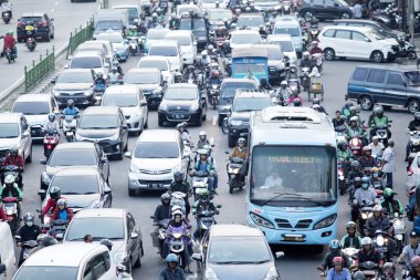 Telaşlı karayolu üzerinde otomobil ve motosiklet