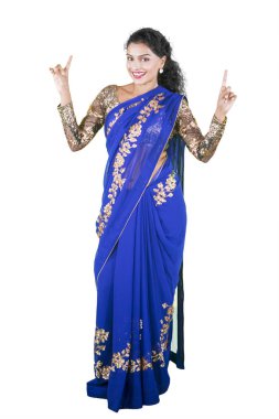 Stüdyoda saree giysiler giyen neşeli kadın