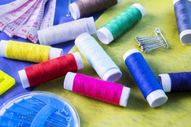 İpek kumaş üzerinde renkli iplikler ile dikiş araçları