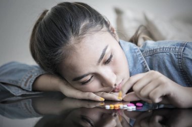 Genç kız uyuşturucu bağımlısı görünüyor