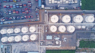 Endüstriyel limandaki petrol tanklarının yukarıdan aşağıya görünümü