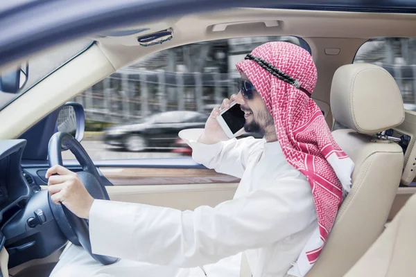Arabisk affärsman pratar på en telefon i bilen — Stockfoto