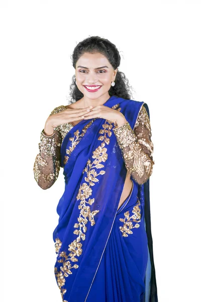 Onhandig mooie vrouw draagt Saree kleding — Stockfoto