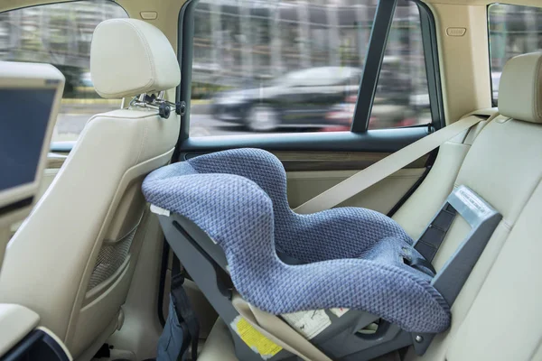 Assento de bebê instalado em um carro — Fotografia de Stock