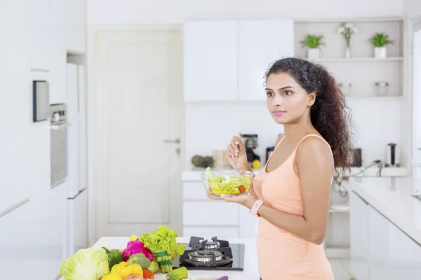 Красивая женщина держит миску овощного салата — стоковое фото