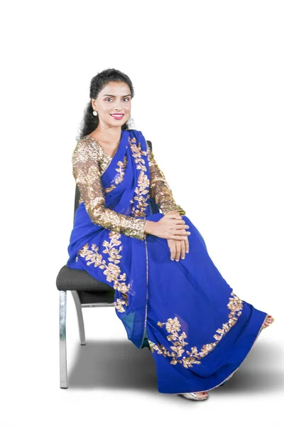 Mulher bonita usa roupas de saree no estúdio — Fotografia de Stock