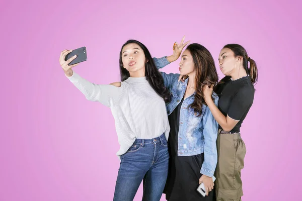 Χαρούμενες γυναίκες έφηβοι παίρνουν μια φωτογραφία selfie — Φωτογραφία Αρχείου