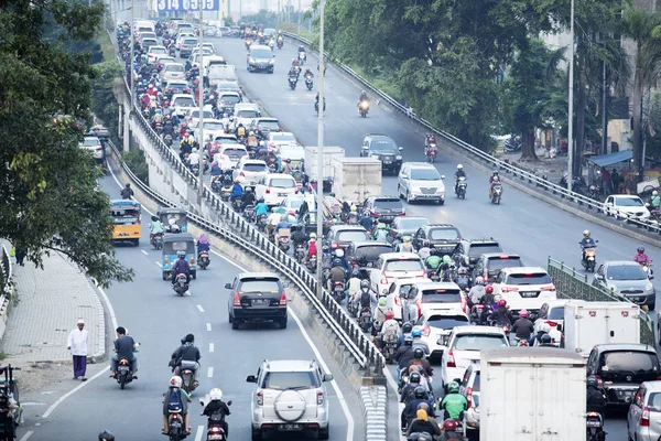 Telaşlı karayolu üzerinde kalabalık araba ve motosiklet — Stok fotoğraf