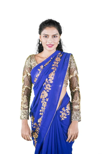 Capelli ricci donna indossa un abito saree in studio — Foto Stock