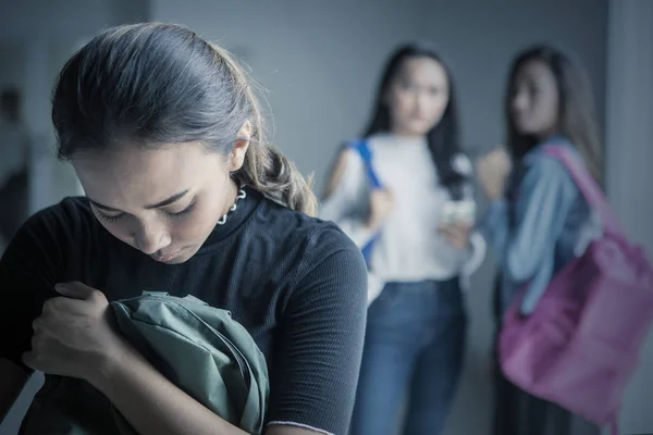 Deprimido adolescente menina intimidado com seus amigos — Fotografia de Stock