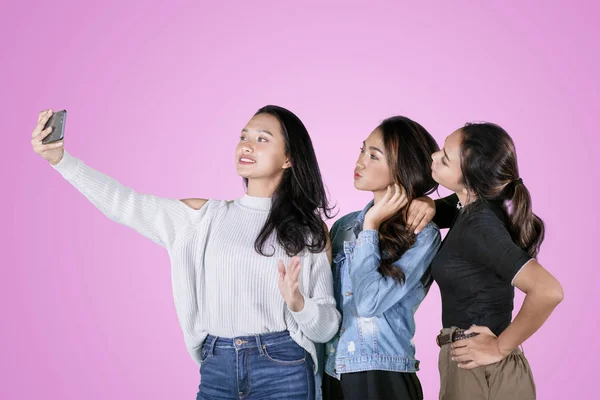 Γυναίκες έφηβοι παίρνουν μια φωτογραφία selfie στο στούντιο — Φωτογραφία Αρχείου