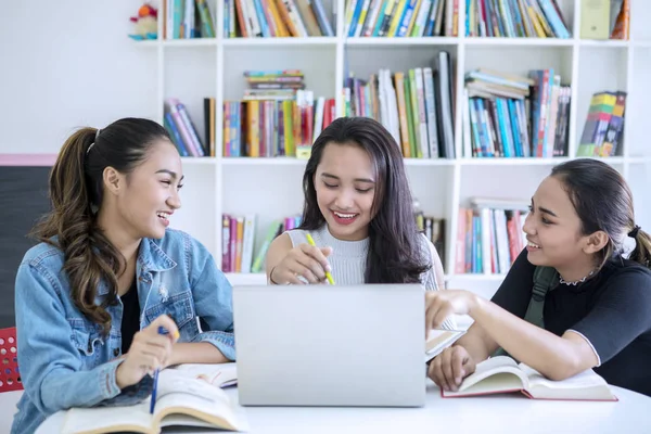 Group of female teenagers studying in the library — Stock Photo, Image