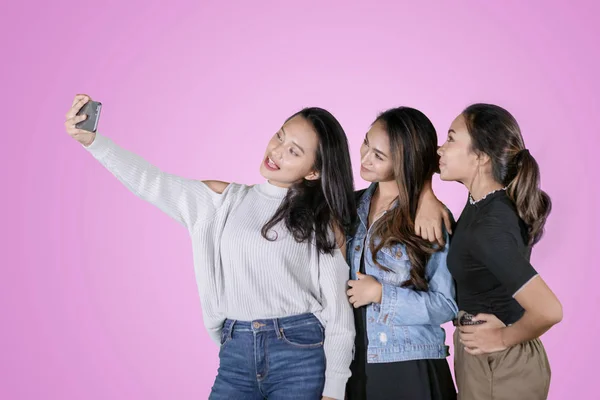 Μια ομάδα όμορφων κοριτσιών βγάζει μια selfie φωτογραφία στο στούντιο — Φωτογραφία Αρχείου