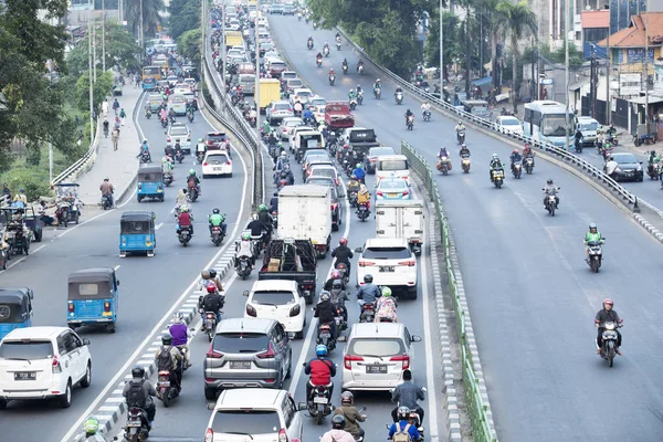 公路与拥挤的汽车和摩托车 — 图库照片