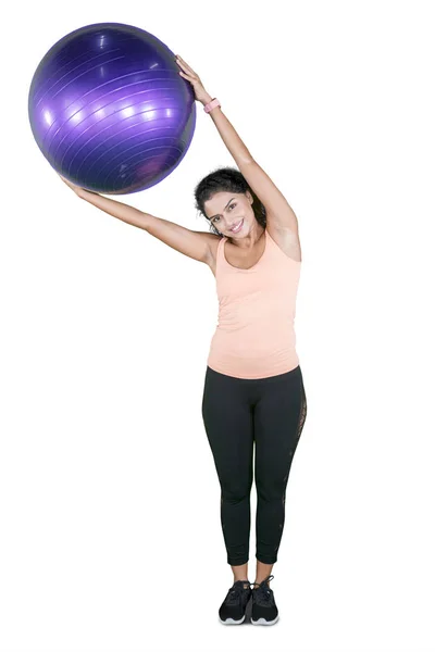 Mujer india haciendo ejercicio con una pelota de yoga en el estudio — Foto de Stock