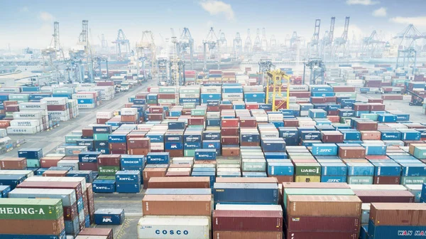 Montones de contenedores en el puerto en la mañana brumosa —  Fotos de Stock