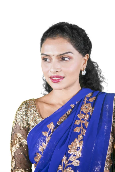 Jolie fille portant une robe bleue saree en studio — Photo