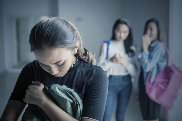 Triste adolescente acosada con sus amigos — Foto de Stock