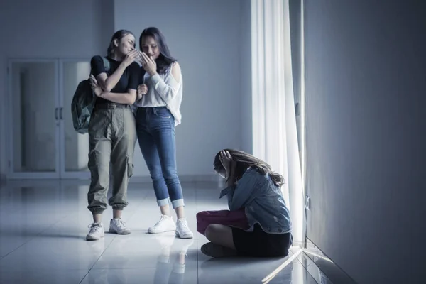 Triste adolescente fica zombando com seus colegas de classe — Fotografia de Stock