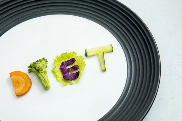 Geschnittenes Bio-Gemüse formte Ernährung Wort — Stockfoto