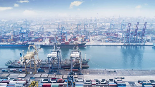 Tanjung Priok porto industrial na manhã enevoada — Fotografia de Stock