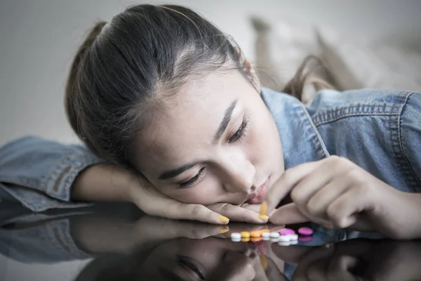 Tiener meisje ziet er verslaafd aan met drugs — Stockfoto