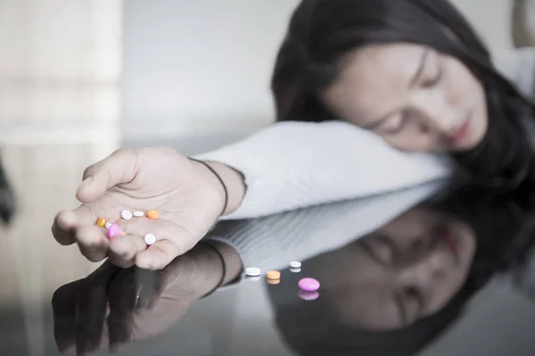 Adolescente menina overdose de drogas em casa — Fotografia de Stock